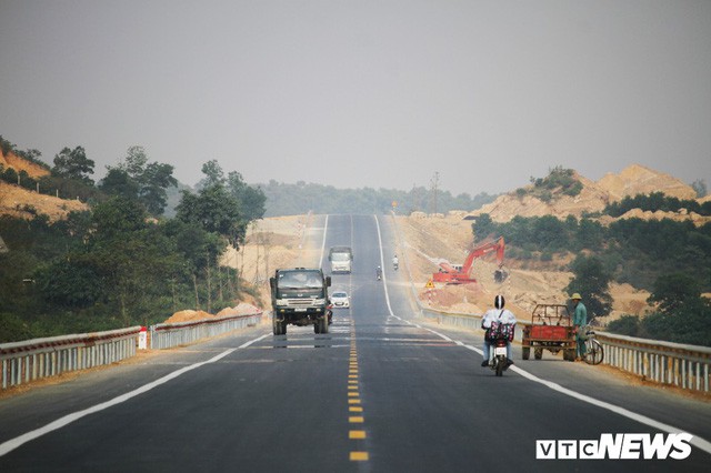 Ảnh: Tuyến đường BOT nghìn tỷ đồng cắt núi nối Hà Nội - Hòa Bình trước ngày thông xe  - Ảnh 2.