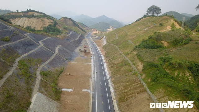 Ảnh: Tuyến đường BOT nghìn tỷ đồng cắt núi nối Hà Nội - Hòa Bình trước ngày thông xe  - Ảnh 3.