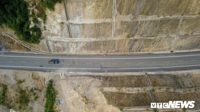 Ảnh: Tuyến đường BOT nghìn tỷ đồng cắt núi nối Hà Nội - Hòa Bình trước ngày thông xe  - Ảnh 4.