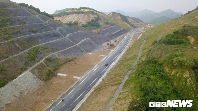Ảnh: Tuyến đường BOT nghìn tỷ đồng cắt núi nối Hà Nội - Hòa Bình trước ngày thông xe  - Ảnh 5.