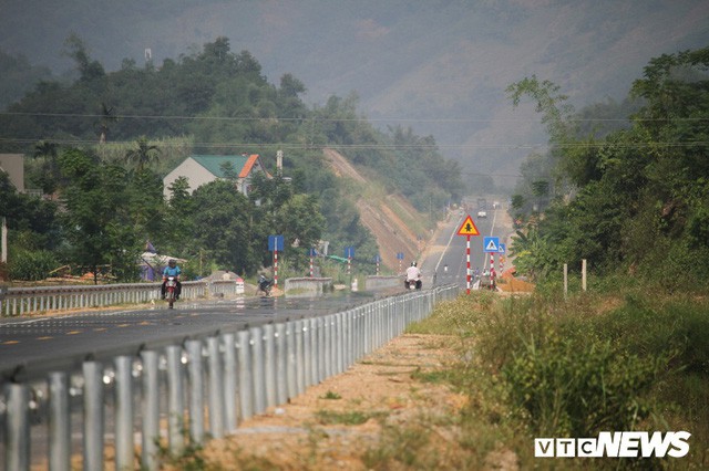 Ảnh: Tuyến đường BOT nghìn tỷ đồng cắt núi nối Hà Nội - Hòa Bình trước ngày thông xe  - Ảnh 6.