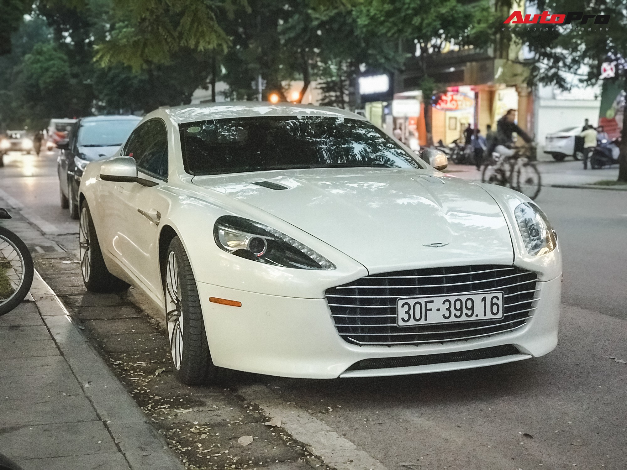 Đại gia Hà thành mua lại Aston Martin Rapide S đầu tiên Việt Nam