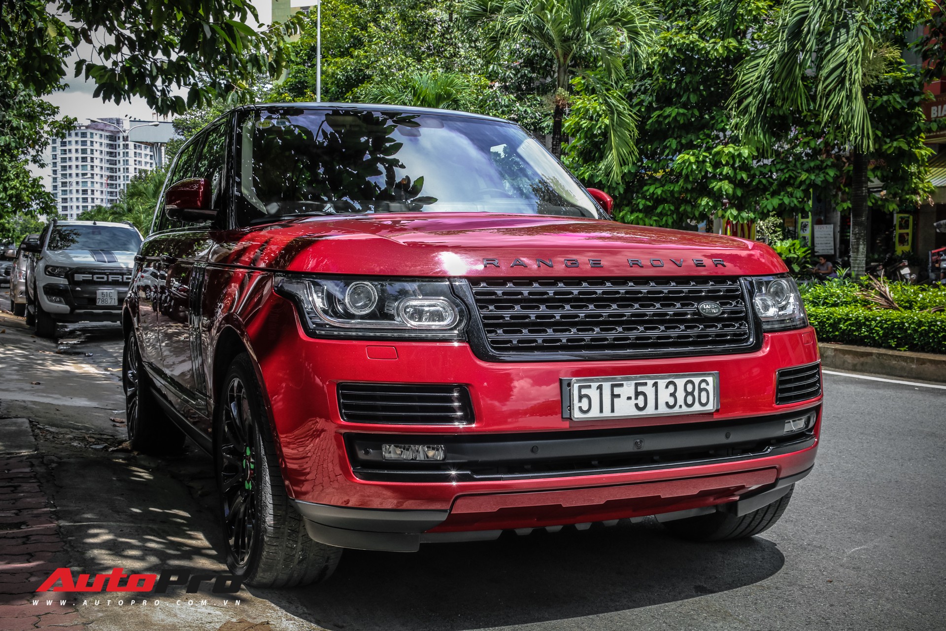 Range Rover Velar màu đỏ cực độc cập bến Việt Nam