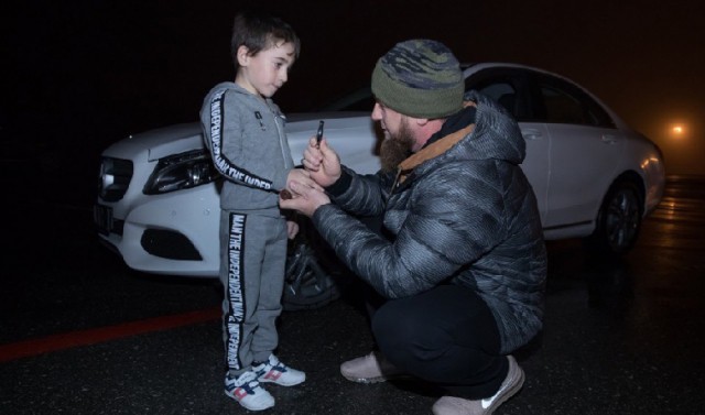 Cậu bé Nga 5 tuổi được tổng thống trao quà an ủi là một chiếc Mercedes-Benz C-Class vì chống đẩy 4105 lần liên tiếp nhưng bị sách Guiness từ chối  - Ảnh 2.