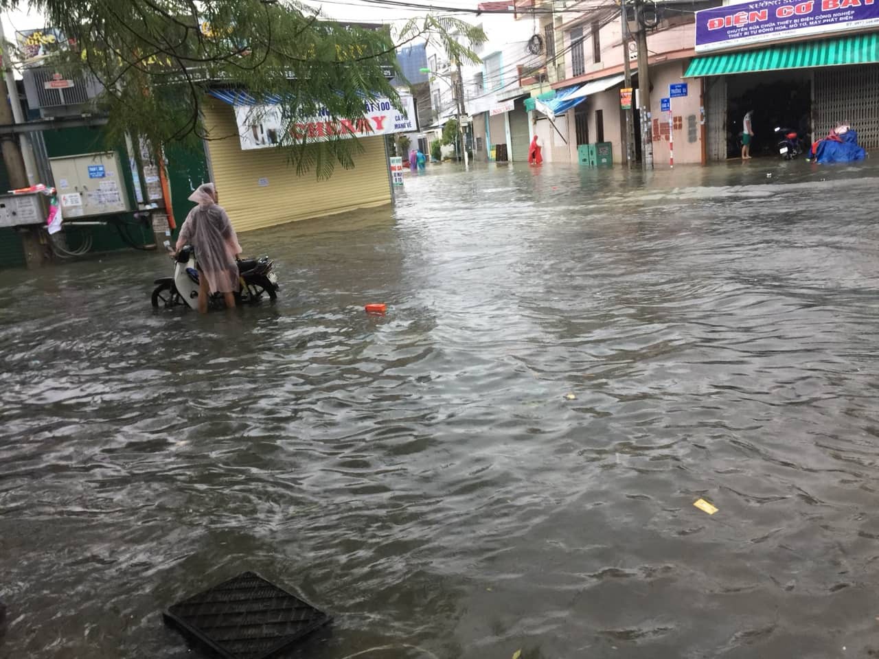 Chùm ảnh ngập lụt kinh hoàng ở TP. Nha Trang: Ô tô 