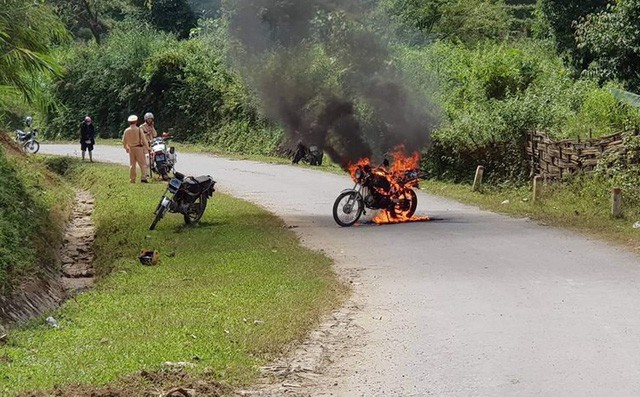 Không mang giấy tờ, người đàn ông châm lửa đốt xe máy trước mặt CSGT rồi bỏ đi - Ảnh 1.