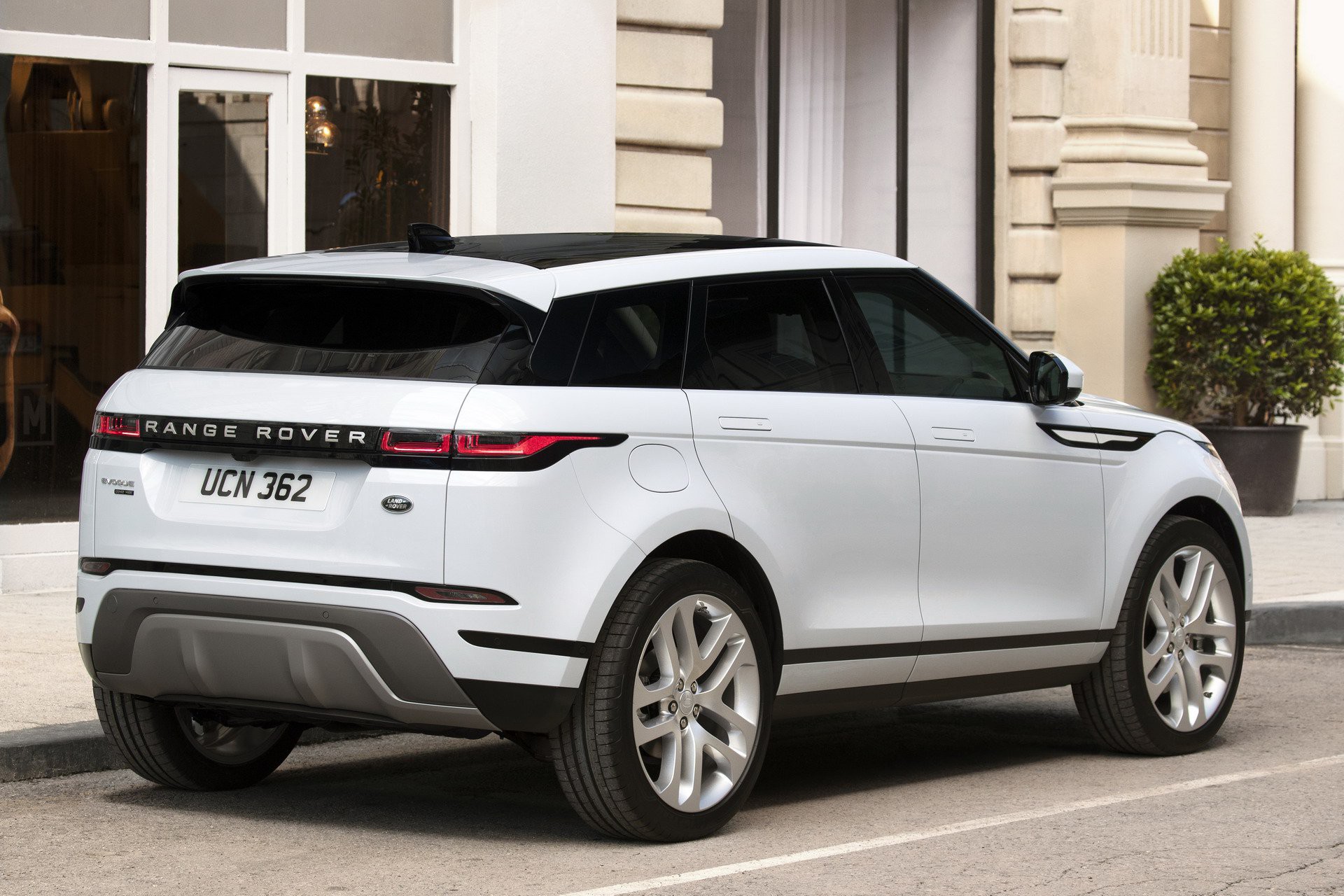 Khám phá chiếc Range Rover Evoque 2019 - một mẫu xe hướng đến sự tinh tế và sang trọng. Thiết kế đẹp mắt kết hợp với công nghệ cao cấp đem đến trải nghiệm thú vị cho bất kỳ ai yêu thích xe hơi. Đừng bỏ lỡ cơ hội để khám phá chi tiết về xe này qua hình ảnh đầy ấn tượng.