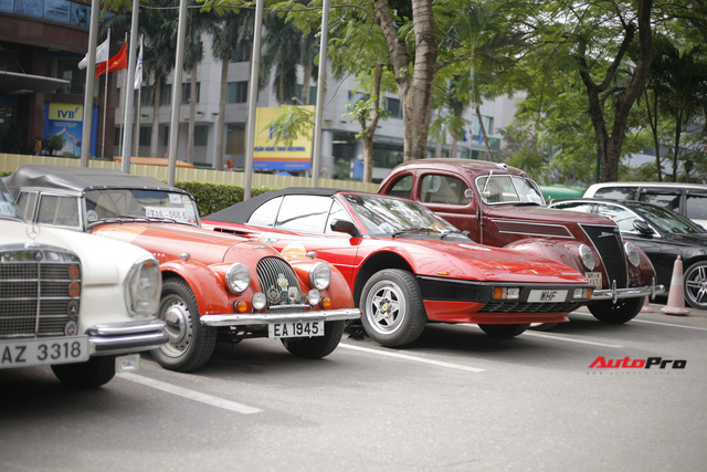 Soi chi tiết bộ đôi siêu xe Ferrari hàng hiếm cùng dàn xe cổ độc đáo tại Hà Nội - Ảnh 1.
