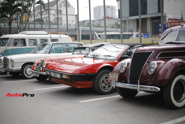 Soi chi tiết bộ đôi siêu xe Ferrari hàng hiếm cùng dàn xe cổ độc đáo tại Hà Nội - Ảnh 3.