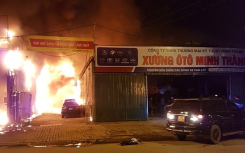 Cháy xưởng sửa chữa ô tô, gần trường Nam Trung Yên, Hà Nội - Ảnh 2.