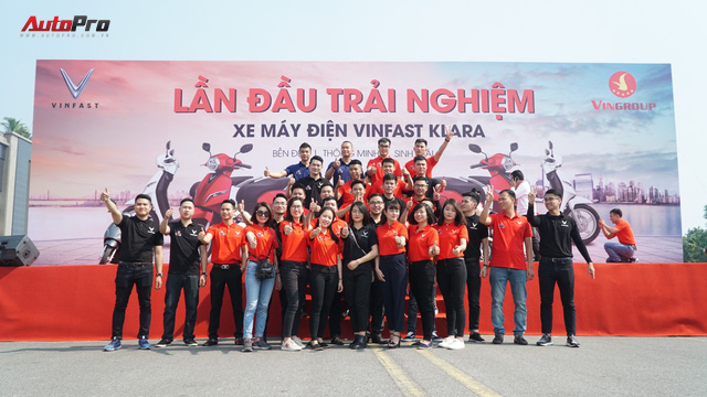 Loạt xe máy điện thông minh VinFast chạy thử tại Hà Nội ngay sau khi ra mắt - Ảnh 14. Loạt xe máy điện thông minh VinFast chạy thử tại Hà Nội ngay sau khi ra mắt - Ảnh 14.