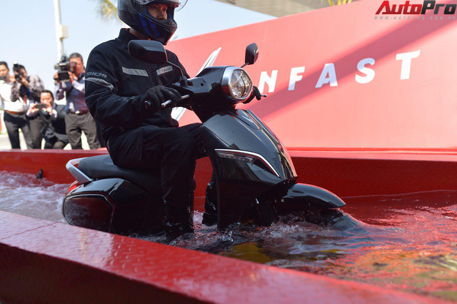 Ngắm VinFast Klara lội nước nửa mét nhẹ nhàng: Xe máy điện thông minh không ngại lụt lội Việt Nam - Ảnh 8.