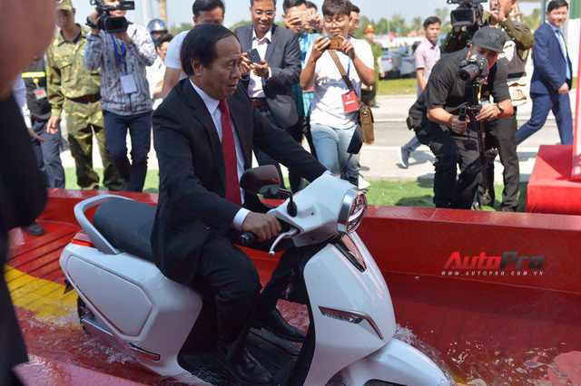 Ngắm VinFast Klara lội nước nửa mét nhẹ nhàng: Xe máy điện thông minh không ngại lụt lội Việt Nam - Ảnh 9.