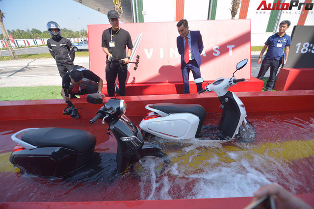 Ngắm VinFast Klara lội nước nửa mét nhẹ nhàng: Xe máy điện thông minh không ngại lụt lội Việt Nam - Ảnh 5.