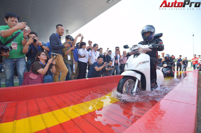 Ngắm VinFast Klara lội nước nửa mét nhẹ nhàng: Xe máy điện thông minh không ngại lụt lội Việt Nam - Ảnh 3.