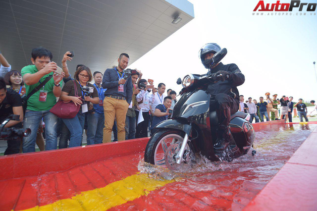 Ngắm VinFast Klara lội nước nửa mét nhẹ nhàng: Xe máy điện thông minh không ngại lụt lội Việt Nam - Ảnh 2.