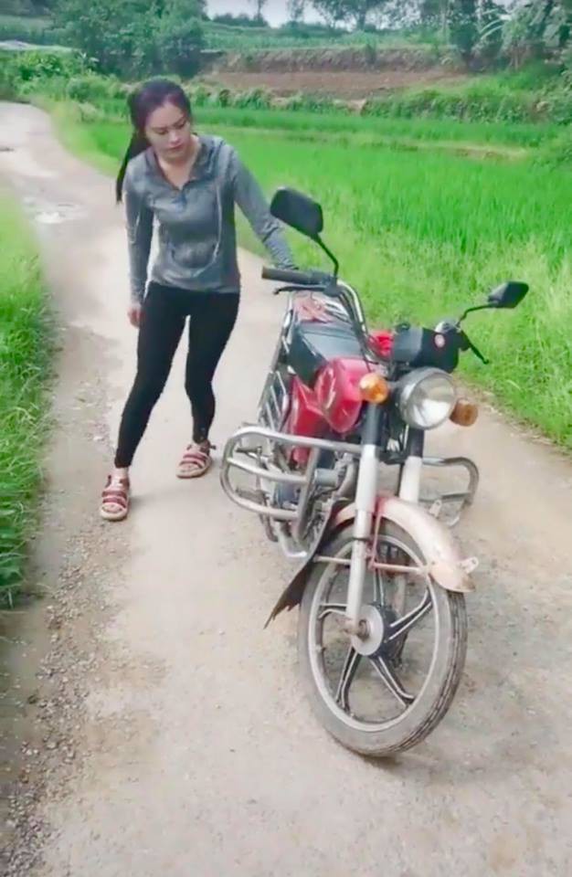 C&ocirc; g&aacute;i c&otilde;ng cả chiếc xe m&aacute;y tr&ecirc;n lưng nhẹ nh&agrave;ng như một chiếc balo khiến c&aacute;nh đ&agrave;n &ocirc;ng bội phục - Ảnh 1.