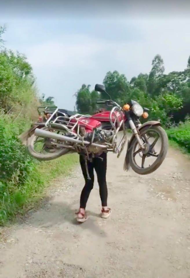 C&ocirc; g&aacute;i c&otilde;ng cả chiếc xe m&aacute;y tr&ecirc;n lưng nhẹ nh&agrave;ng như một chiếc balo khiến c&aacute;nh đ&agrave;n &ocirc;ng bội phục - Ảnh 3.