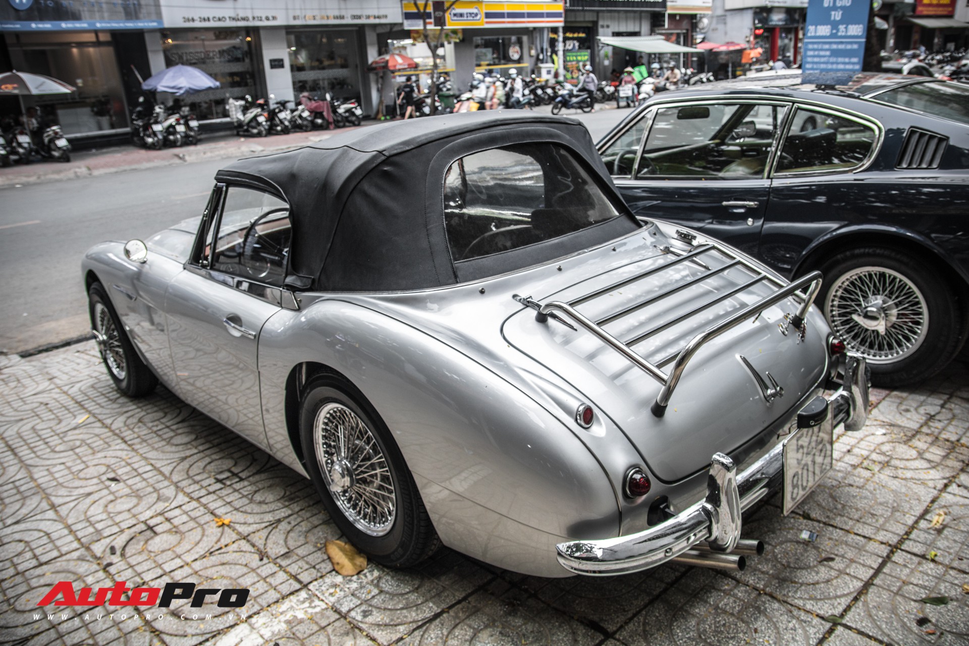 Rare Austin-Healey 3000 Mk II 55-year-old of Saigon car enthusiasts - Photo 4. Rare Austin-Healey 3000 Mk II 55-year-old of Saigon car enthusiasts - Photo 4.