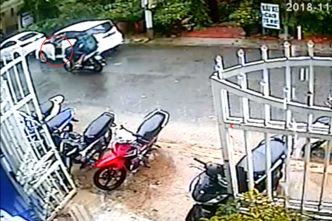 Clip: Mở cửa ô tô thiếu quan sát, nữ tài xế khiến một gia đình đi xe máy ngã lộn nhào - Ảnh 2.