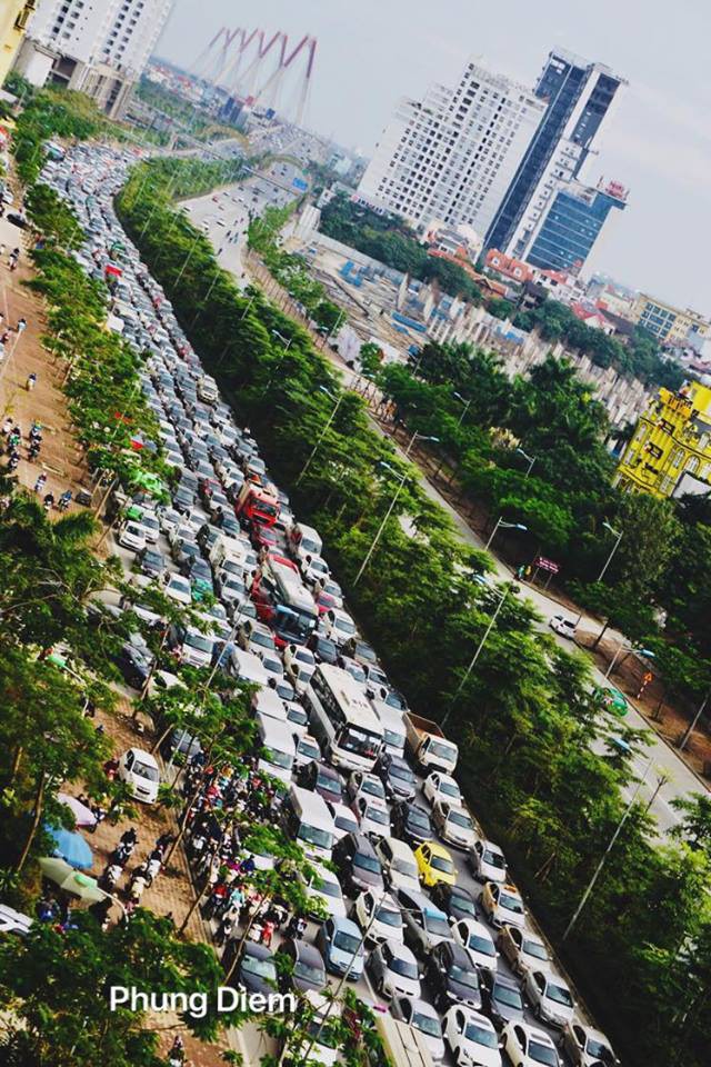 Kinh ngạc hàng trăm ô tô đứng sát nhau, kẹt cứng không lối thoát ở Hà Nội - Ảnh 2. Kinh ngạc hàng trăm ô tô đứng sát nhau, kẹt cứng không lối thoát ở Hà Nội - Ảnh 2.