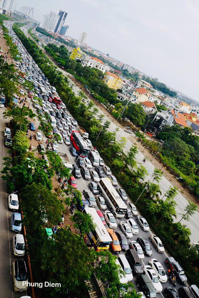Kinh ngạc hàng trăm ô tô đứng sát nhau, kẹt cứng không lối thoát ở Hà Nội - Ảnh 4. Kinh ngạc hàng trăm ô tô đứng sát nhau, kẹt cứng không lối thoát ở Hà Nội - Ảnh 4.