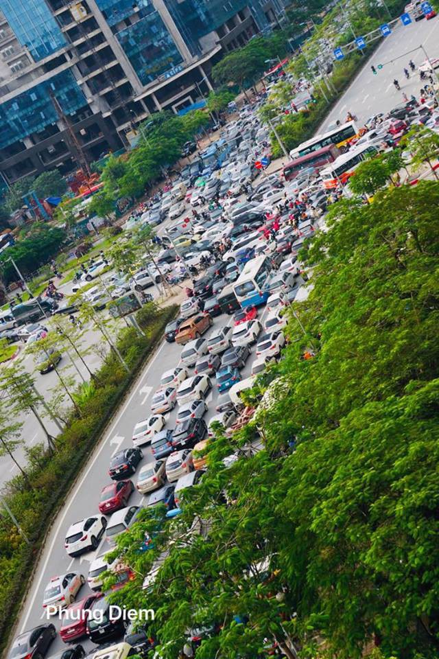 Kinh ngạc hàng trăm ô tô đứng sát nhau, kẹt cứng không lối thoát ở Hà Nội - Ảnh 7. Kinh ngạc hàng trăm ô tô đứng sát nhau, kẹt cứng không lối thoát ở Hà Nội - Ảnh 7.