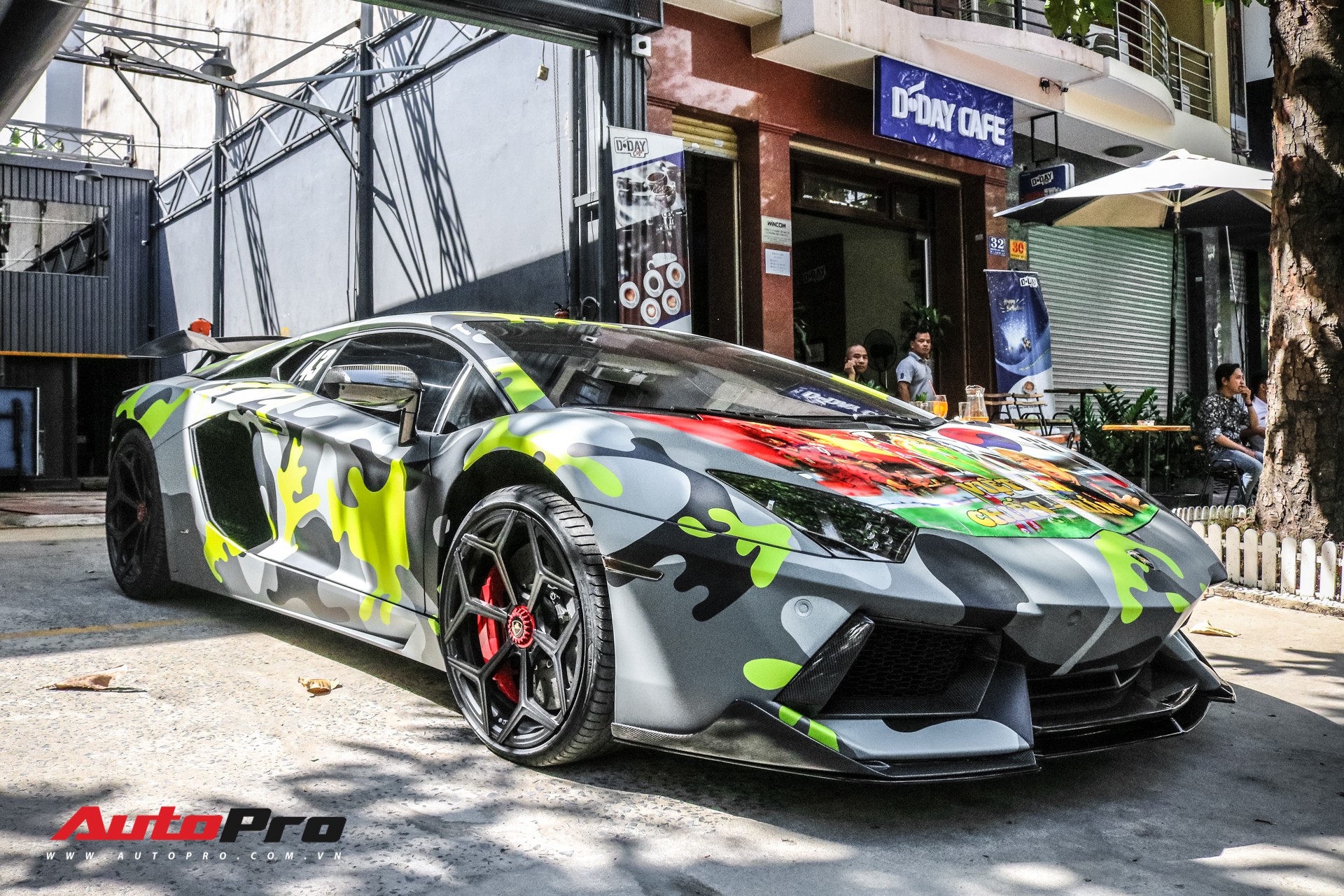 Lamborghini Aventador của trưởng đoàn Car Passion khoác áo quân đội, cổ vũ  ĐT Việt Nam trước trận chung kết AFF Cup