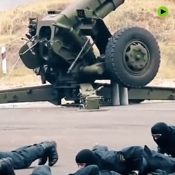 Xem đặc nhiệm Spetsnaz của Nga lấy đà đá vỡ tan kính chắn gió ô tô - Ảnh 2.