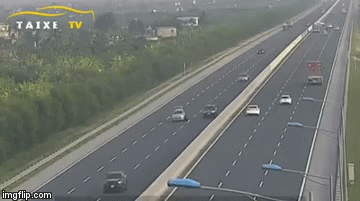  Hình ảnh chiếc xe ô tô gây bức xúc nhất trên cao tốc Hà Nội - Hải Phòng chiều qua - Ảnh 1.