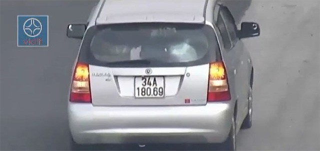 Video: Ô tô đi lùi hơn 1km trên cao tốc Hà Nội – Hải Phòng  - Ảnh 1.