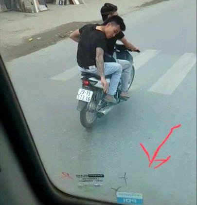 Hà Nội: Xác minh thông tin 2 thanh niên đi xe máy rải đinh trước đầu ô tô - Ảnh 1.