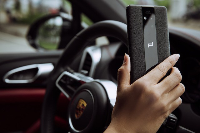 Ngắm nhìn Porsche Design Huawei 20 RS đẹp tuyệt hảo bên bóng hồng và siêu xe - Ảnh 1.