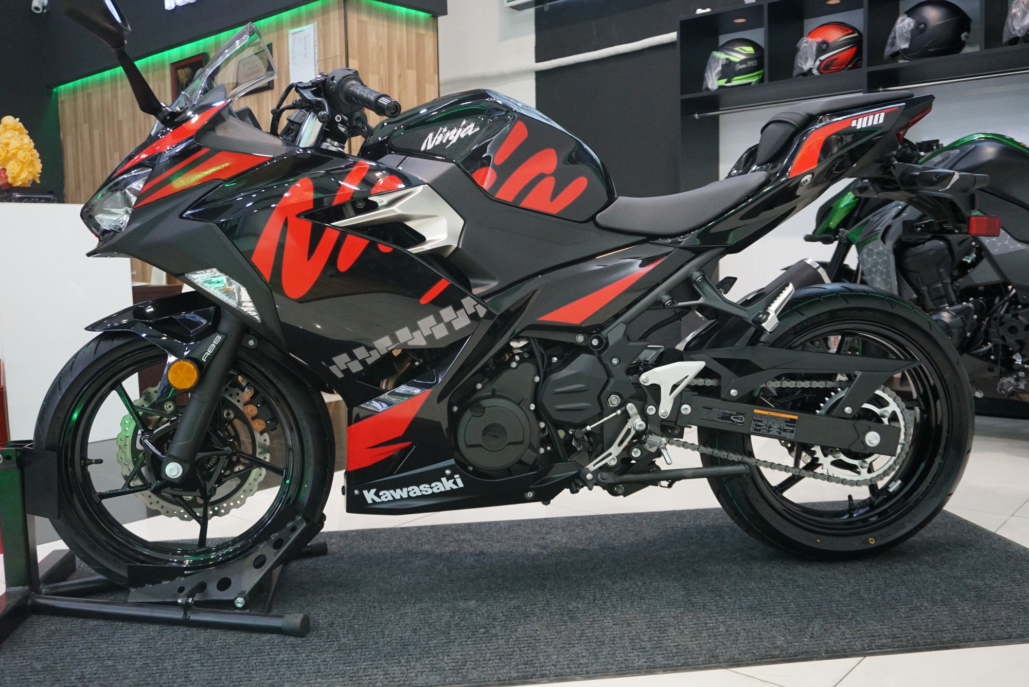 Đánh giá chi tiết Kawasaki Ninja 400 ABS 2018