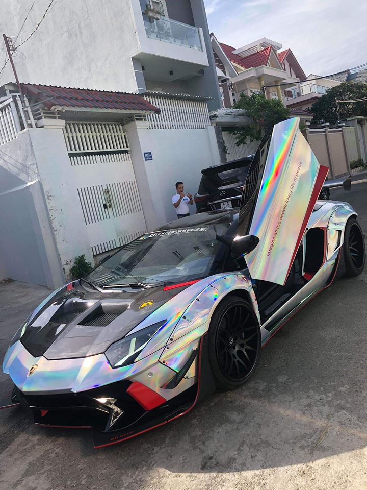 Lamborghini Aventador độc nhất Việt Nam đổi màu 7 sắc cầu vồng