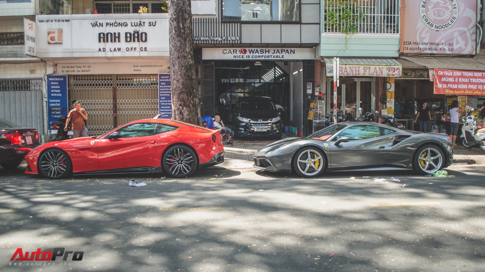 Những cảnh quay về siêu xe Ferrari đầy mê hoặc và hoành tráng sẽ khiến cho bạn không khỏi ngoái nhìn và thèm muốn. Hãy xem người ta điều khiển những chiếc siêu xe tốc độ này như thế nào nhé!