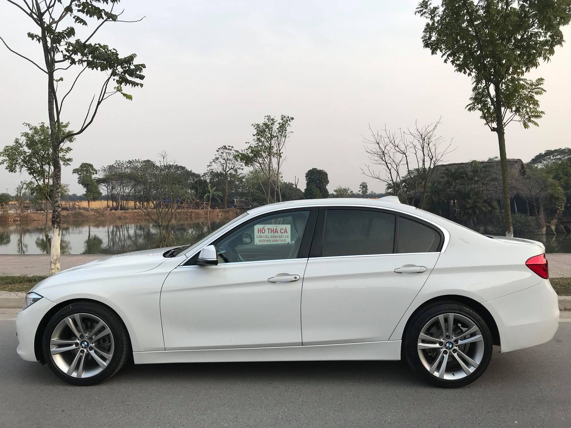 BMW 320i 2016 lăn b&aacute;nh 25.000km rao b&aacute;n lại gi&aacute; hơn 1,1 tỷ đồng - Ảnh 4.