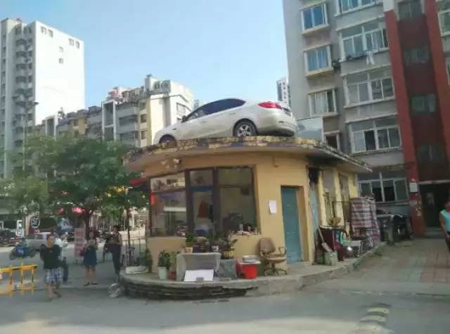 Trung Quốc: Chiếc SUV bị cẩu lên nóc nhà vì đỗ ngang trái giữa bến xe bus - Ảnh 2.