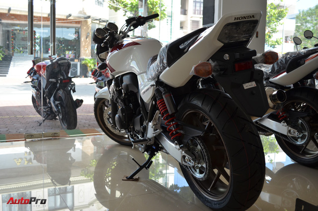 Chi tiết Honda CB400 Super Four bản đặc biệt tại Việt Nam, giá gần 400 triệu đồng - Ảnh 5. Chi tiết Honda CB400 Super Four bản đặc biệt tại Việt Nam, giá gần 400 triệu đồng - Ảnh 5.