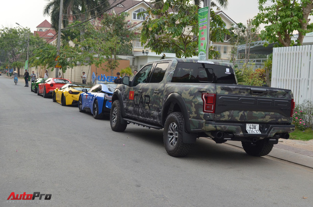 Đoàn siêu xe tại Sài Gòn bắt đầu lên xe chuyên dụng tiến về Hà Nội - Ảnh 2. Đoàn siêu xe tại Sài Gòn bắt đầu lên xe chuyên dụng tiến về Hà Nội - Ảnh 2.