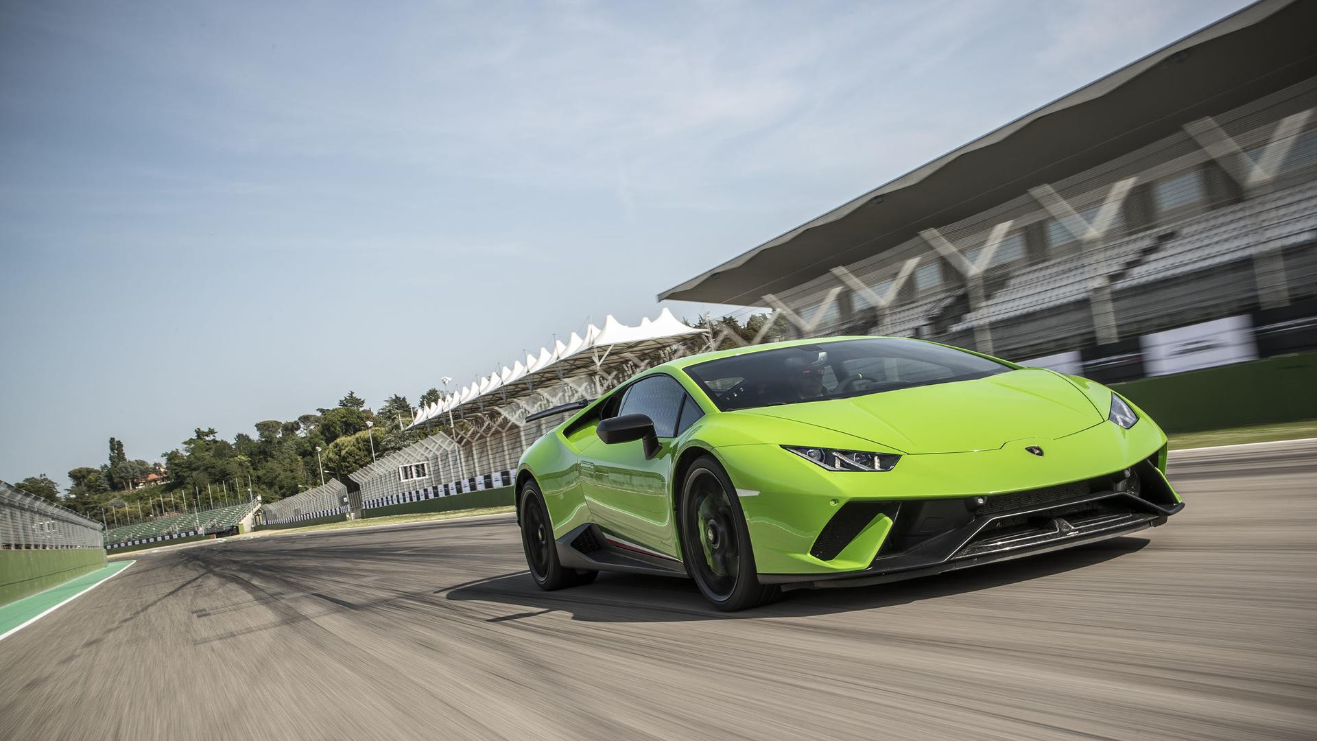 Lamborghini Huracan Performante đạt tốc độ 311 km/h trên cao tốc Autobahn