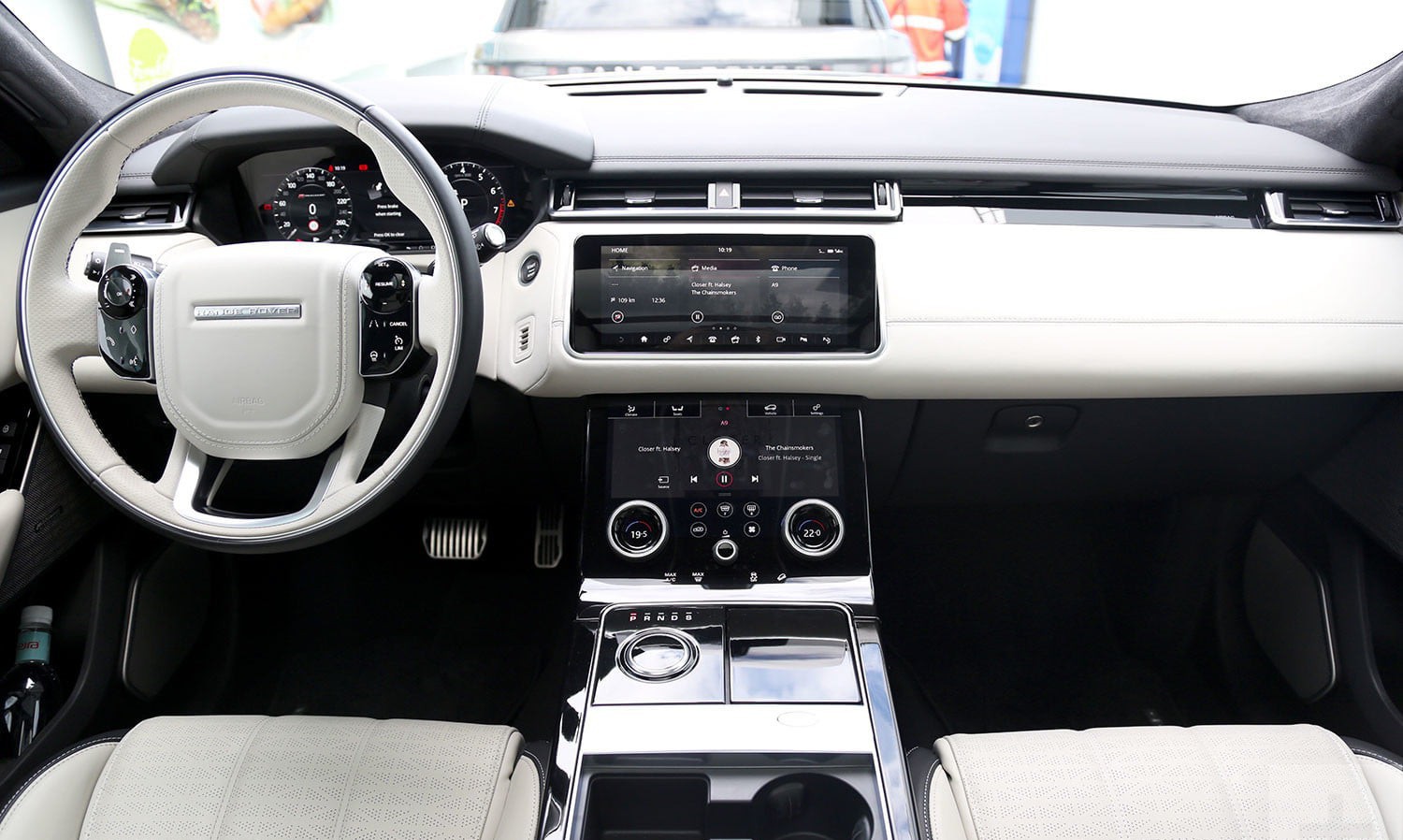 Range Rover Velar First Edition là dòng xe độc đáo với những tính năng và thiết kế nội thất đặc biệt. Hãy khám phá những chi tiết độc đáo và tinh tế của chiếc xe này bằng những hình ảnh chất lượng cao.