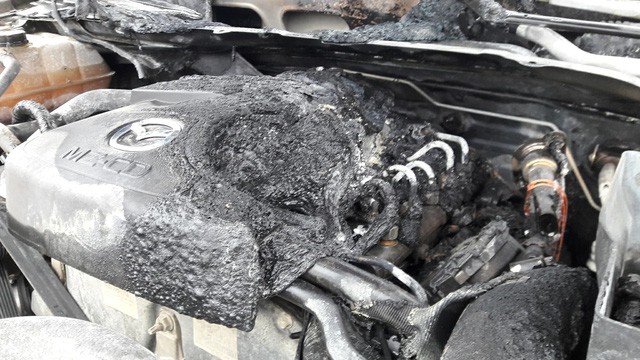 Nghệ An: Mazda BT-50 bốc cháy ngùn ngụt trên đường - Ảnh 1.