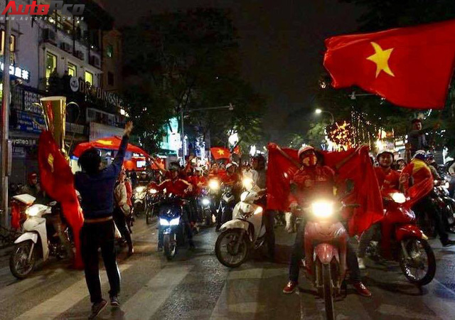 Ăn mừng U23 Việt Nam chiến thắng, cơn bão ô tô, xe máy ập ra phố Hà Nội trong đêm - Ảnh 3.