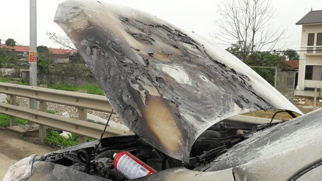 Nghệ An: Mazda BT-50 bốc cháy ngùn ngụt trên đường - Ảnh 2.