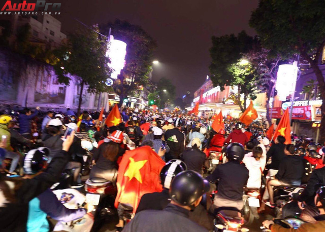 Ăn mừng U23 Việt Nam chiến thắng, cơn bão ô tô, xe máy ập ra phố Hà Nội trong đêm - Ảnh 5.