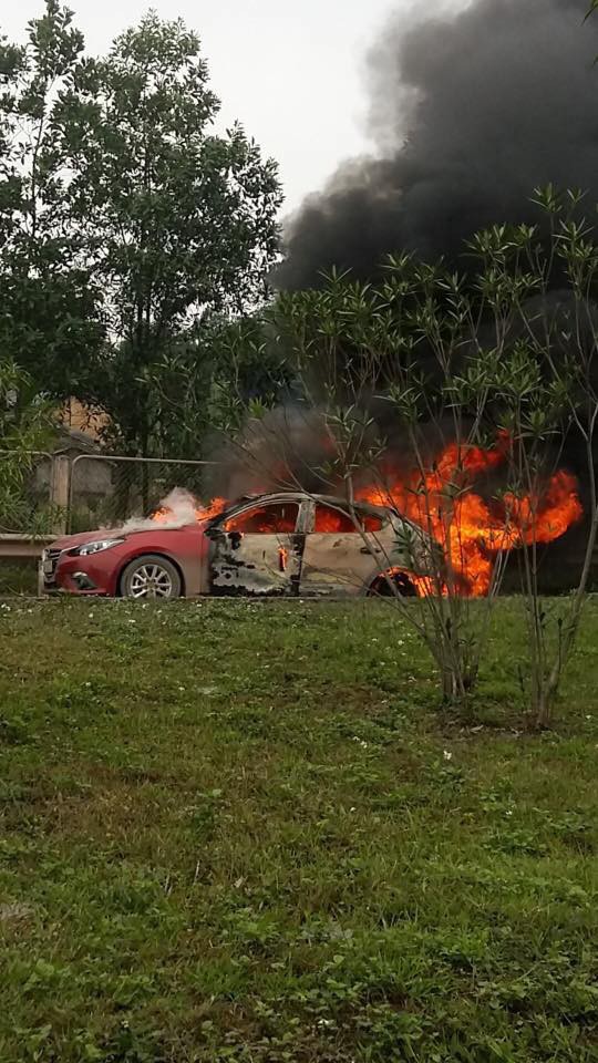 Mazda3 bốc cháy dữ dội khi đang lưu thông trên cao tốc Thái Nguyên - Hà Nội - Ảnh 2.