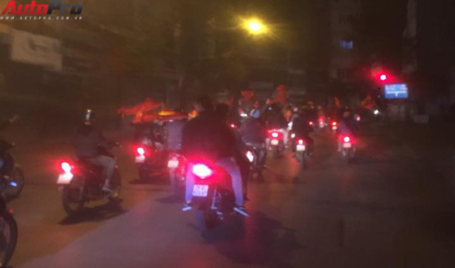 Ăn mừng U23 Việt Nam chiến thắng, cơn bão ô tô, xe máy ập ra phố Hà Nội trong đêm - Ảnh 9.