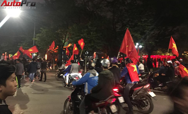 Ăn mừng U23 Việt Nam chiến thắng, cơn bão ô tô, xe máy ập ra phố Hà Nội trong đêm - Ảnh 6.