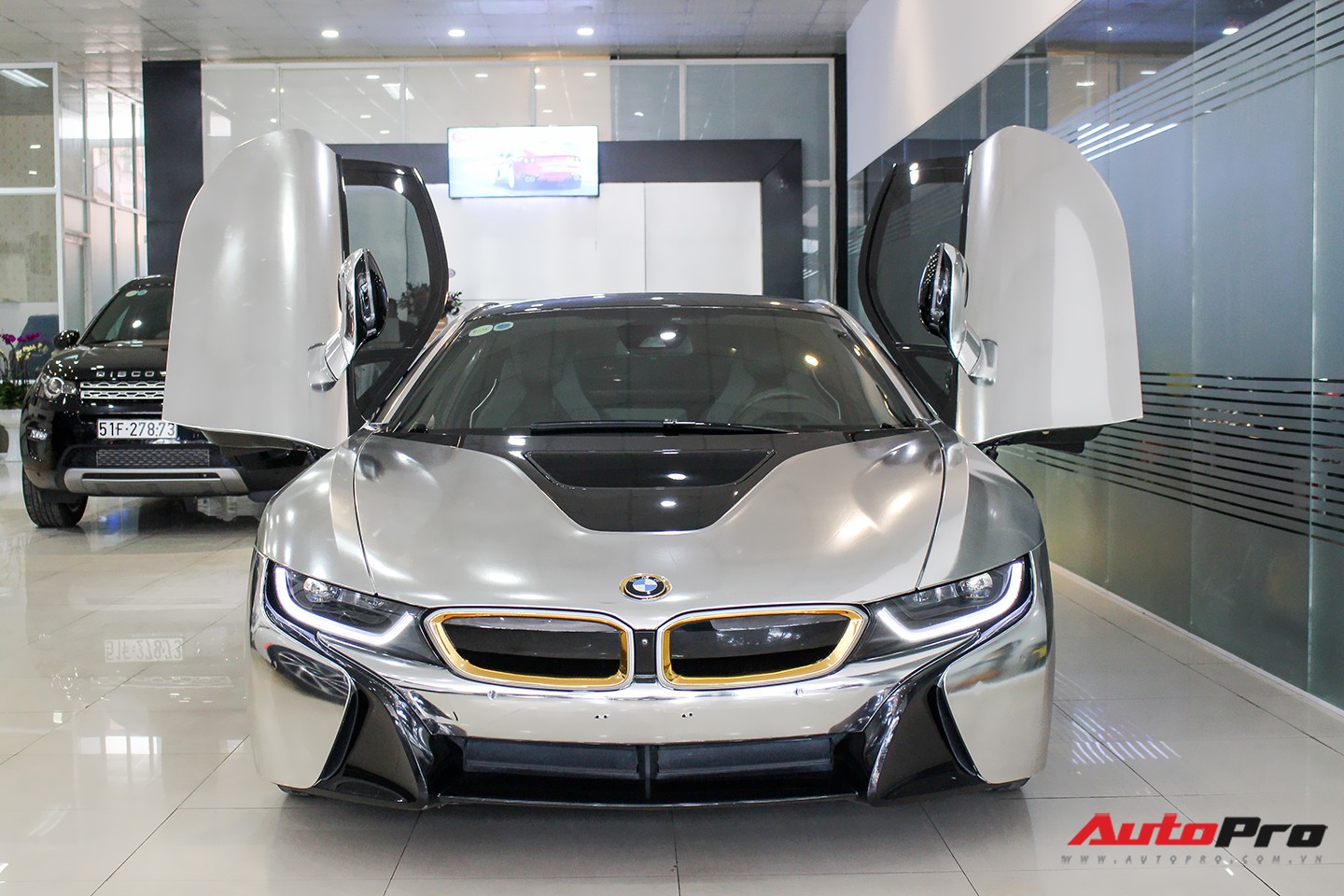 BMW i8 dán decal chrome bạc độc nhất Việt Nam rao bán lại giá 3,9 tỷ đồng - Ảnh 1. BMW i8 dán decal chrome bạc độc nhất Việt Nam rao bán lại giá 3,9 tỷ đồng - Ảnh 1.
